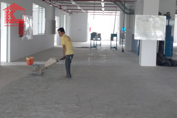 sơn sàn epoxy bằng máy phun