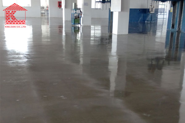 sơn sàn epoxy bằng máy phun